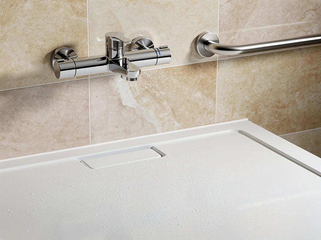 Receveur extra-plat et mitigeur thermostatique mural, gros plan